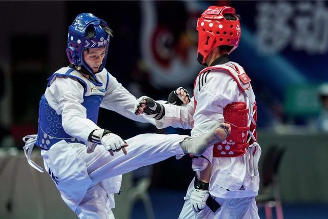 法兰克福双星闪耀全场,德甲新贵展现冠军气质    法兰克福双星闪耀全场,德甲新贵展现冠军气质